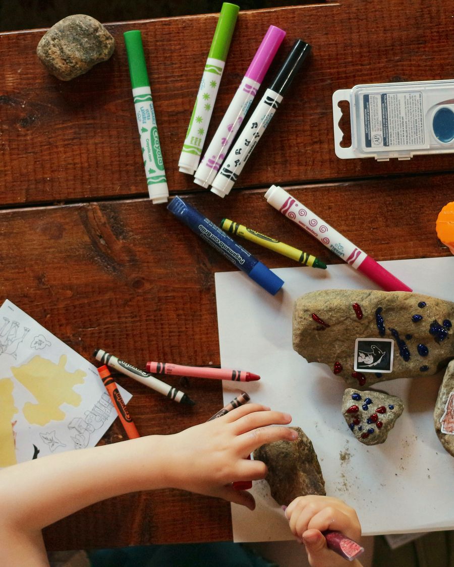 Taller de arte con piedras y plumones en Tenvilú