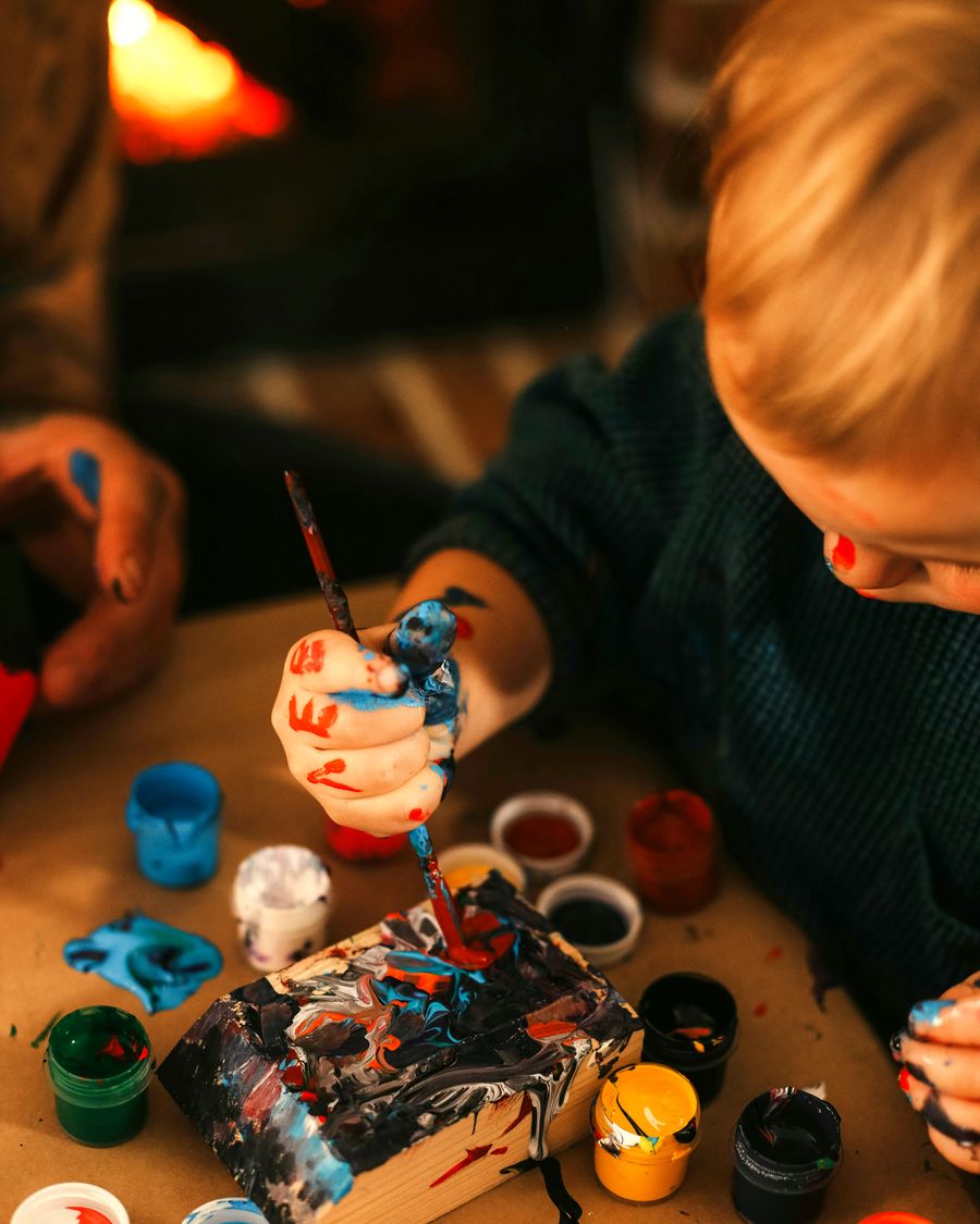 Niño pintando en el taller de arte de Tenvilú
