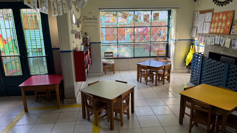 Sala de Jardín Infantil con mesas de colores