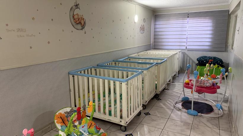 Sala Cuna, otra vista con cunas y coches de actividades