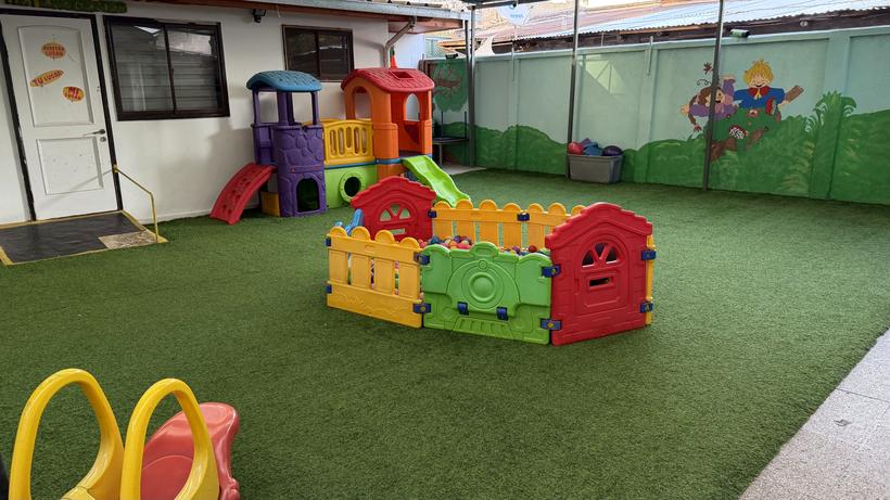 Patio con juegos y pasto sintético en Jardín Infantil Tenvilú