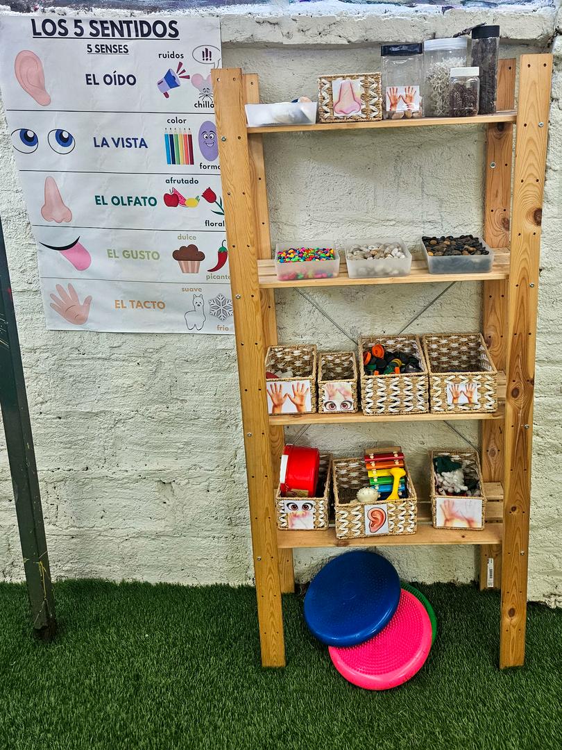 Rincón sensorial con materiales para explorar los 5 sentidos