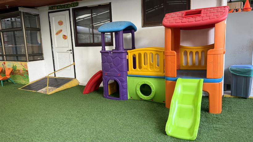 Módulo de juegos con tobogán en el patio de Tenvilú